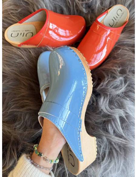 Sabots suédois femme bois et cuir vernis bleu