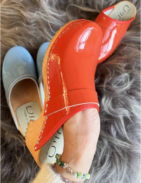 Wooden Swedish women lack leather clogs