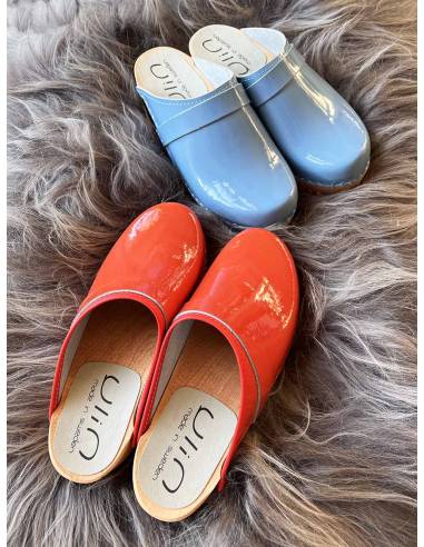 Sabots suédois femme bois et cuir vernis orange