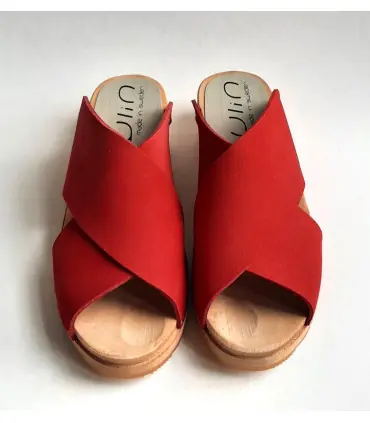 Sandales scandinaves fabrication artisanale rouges bois et cuir végétal