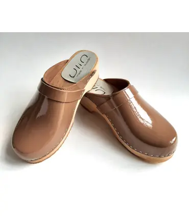 Wooden Swedish women lack leather clogs