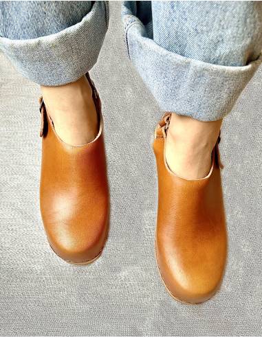 Mujer sueca tacones de madera descalza sandalias y cordones