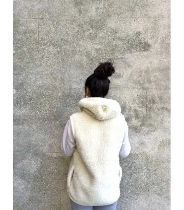 Veste pure laine avec capuche et fermeture ZIP sans manche couleur écru ou blanc cassé 