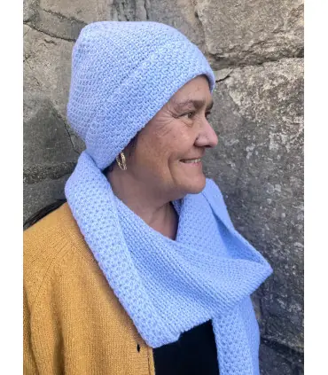 Bonnet en pure laine vierge à côte bleu ciel maille légère et design 