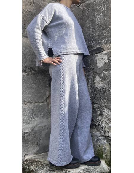 Pantalon en laine mérinos jambe large en maille jersey et motif torsades gris clair et bleu marine gris argenté 