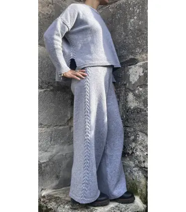 Pantalon en laine mérinos jambe large en maille jersey et motif torsades gris clair et bleu marine gris argenté 