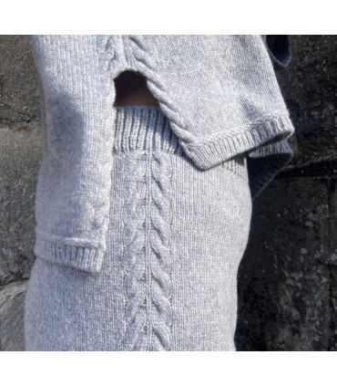 Pull gris clair en laine mérinos jambe large en maille jersey et motif torsades 