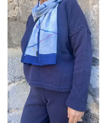Pull asymétrique oversize en laine merinos et maille jersey à motif torsades bleu nuit 