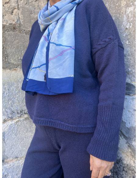 Hose aus Merinowolle mit weitem Bein aus Jersey-Strick und Zopfmuster in Grau und Blau.