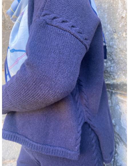 Hose aus Merinowolle mit weitem Bein aus Jersey-Strick und Zopfmuster in Grau und Blau.