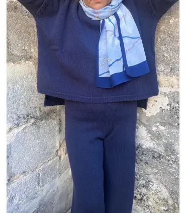 Pull en laine merinos et maille jersey à motif torsades  asymétrique oversize bleu et gris 