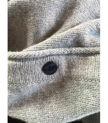 Détails boutons en nacre gris sur gilet cardigan gris en cachemire et laine 