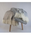 Cálida manta en espiga de rombos de pura lana