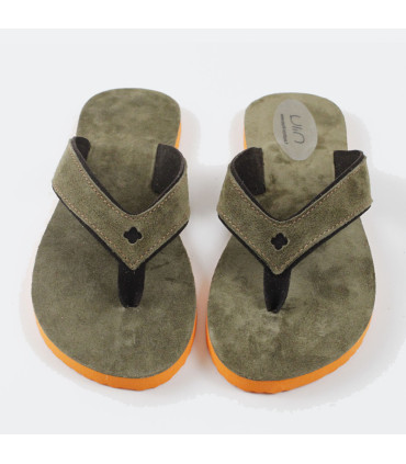 Damen- und Herren-Flip-Flops aus khakifarbenem oder cognacfarbenem Veloursleder