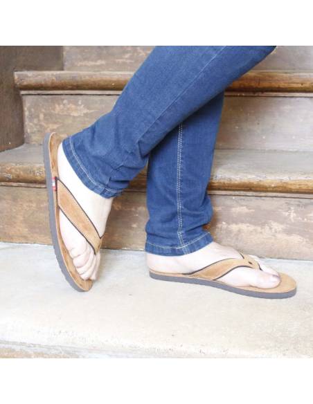 Chanclas de mujer y hombre en piel de ante caqui o coñac