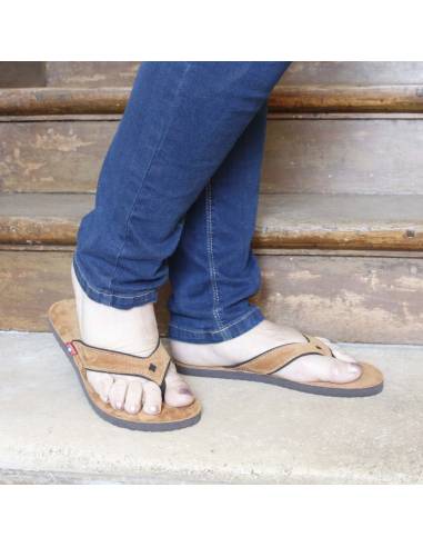 Chanclas de mujer y hombre en piel de ante caqui o coñac