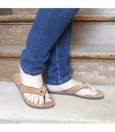 Tong sandale plate femme en cuir nubuck cognac