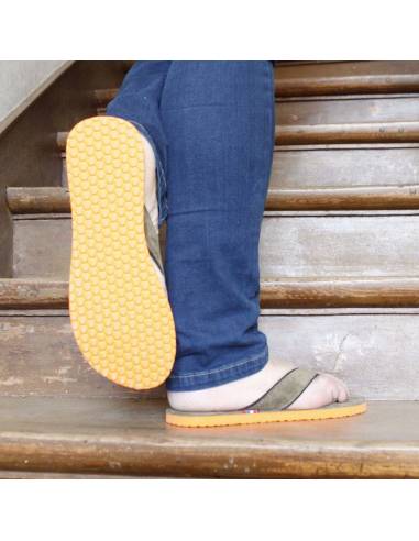 Damen- und Herren-Flip-Flops aus khakifarbenem oder cognacfarbenem Veloursleder