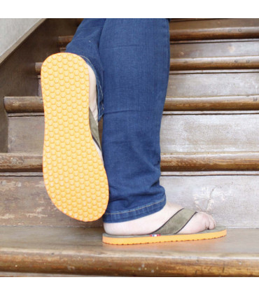 Chanclas de mujer y hombre en piel de ante caqui o coñac