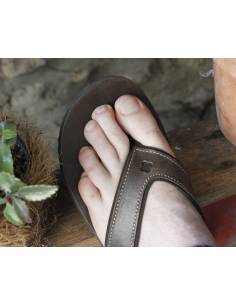 Men's flip-flop in smooth dark brown leather with EVA sole