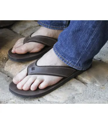 Chanclas de hombre de piel lisa marrón oscuro con suela de EVA
