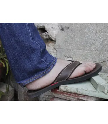 Chanclas de hombre de piel lisa marrón oscuro con suela de EVA