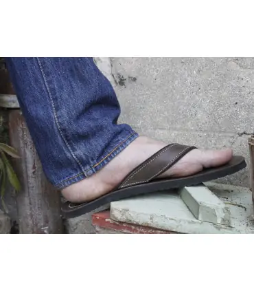 Chanclas de hombre de piel lisa marrón oscuro con suela de EVA