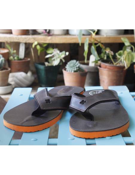Chanclas de hombre de piel lisa marrón oscuro con suela de EVA