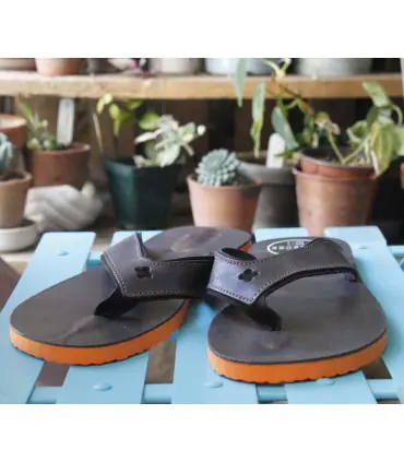 Men's flip-flop in smooth dark brown leather with EVA sole