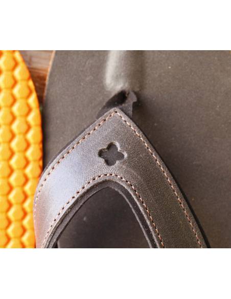 Claquettes homme en cuir brun foncé et semelle en caoutchouc micro-cellulaire orange