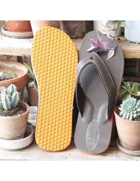 Chanclas de hombre de piel lisa marrón oscuro con suela de EVA