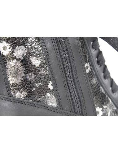 Damen-Winterstiefel aus schwarzem Leder und Kragen aus schwarzem Lackleder mit Blumenmuster
