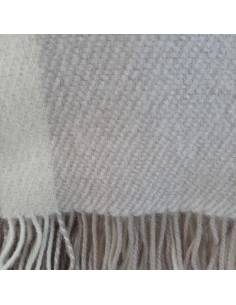 Warm diamond herringbone blanket in pure wool 2