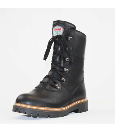 Women's warm winter boots in leather and black with real fur lining