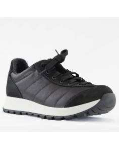 Warmer Low Sneaker für Damen aus schwarzem Leder mit Nubuk-Einsätzen.