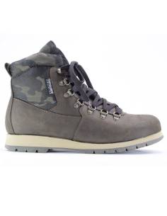 Warmer, knöchelhoher Sneaker für Herren aus braunem Leder und Einsätzen mit Militärmuster. 2