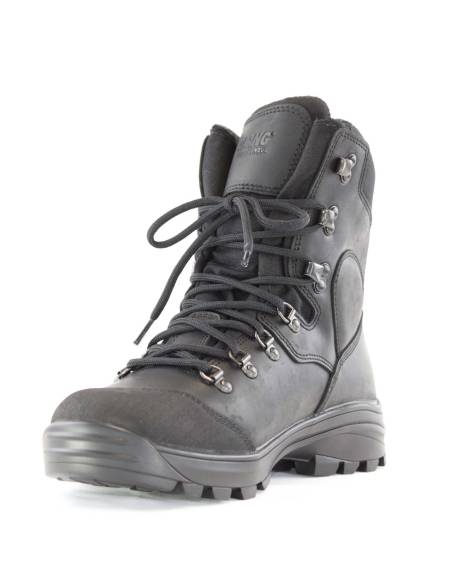 Warm men's shoes in black water-repellent leather and reinforced ribbed rubber toe cap