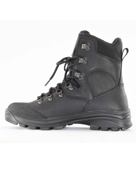 Warm men's shoes in black water-repellent leather and reinforced ribbed rubber toe cap