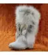 Warme Stiefel für Frauen mit Oberteil aus weißem Kuhfell und Kragen aus bunten Kaninchenhaaren.