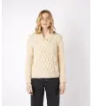 Warmer Damenpullover mit irischem Zopfmuster aus reiner Wolle und Schalkragen.