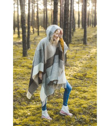 Cape mantle in pure new wool with hood and buttons