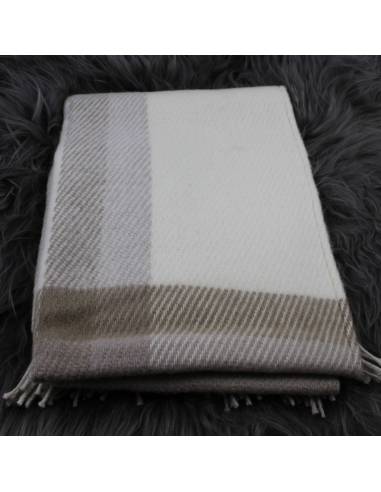 Stola mit Taschen aus reiner Schurwolle