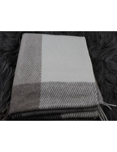 Cape mantle in pure new wool for women