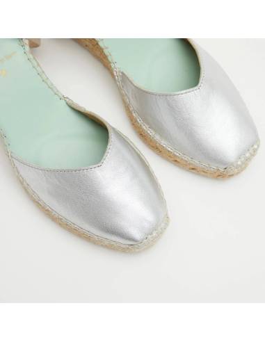 Silberne Keilpumps aus Leder mit Riemchen