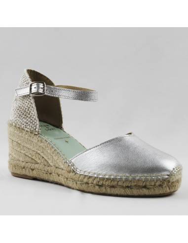 Silberne Keilpumps aus Leder mit Riemchen