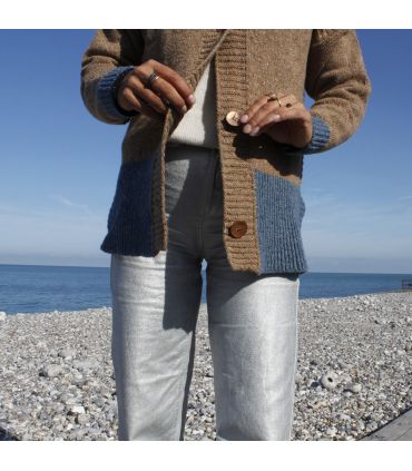 Damen Nordische Wollstrickjacke mit V-Ausschnitt in zweifarbiger Creme und Rosa oder Blau und Beige