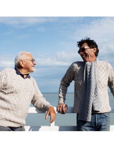 Irischer Pullover Mann reine Merinowolle warmer V-Ausschnitt grobe Maschen Zopfmuster.