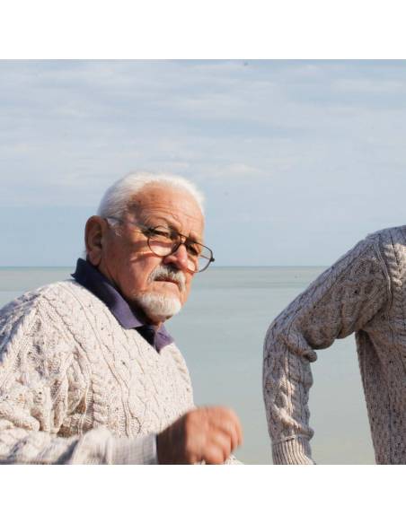 Irischer Pullover Mann reine Merinowolle warmer V-Ausschnitt grobe Maschen Zopfmuster.