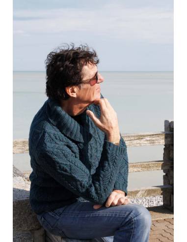 Warmer Damenpullover mit irischem Zopfmuster aus reiner Wolle und Schalkragen.