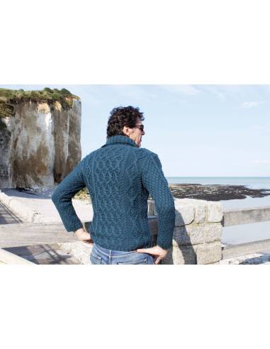 Warmer Damenpullover mit irischem Zopfmuster aus reiner Wolle und Schalkragen.